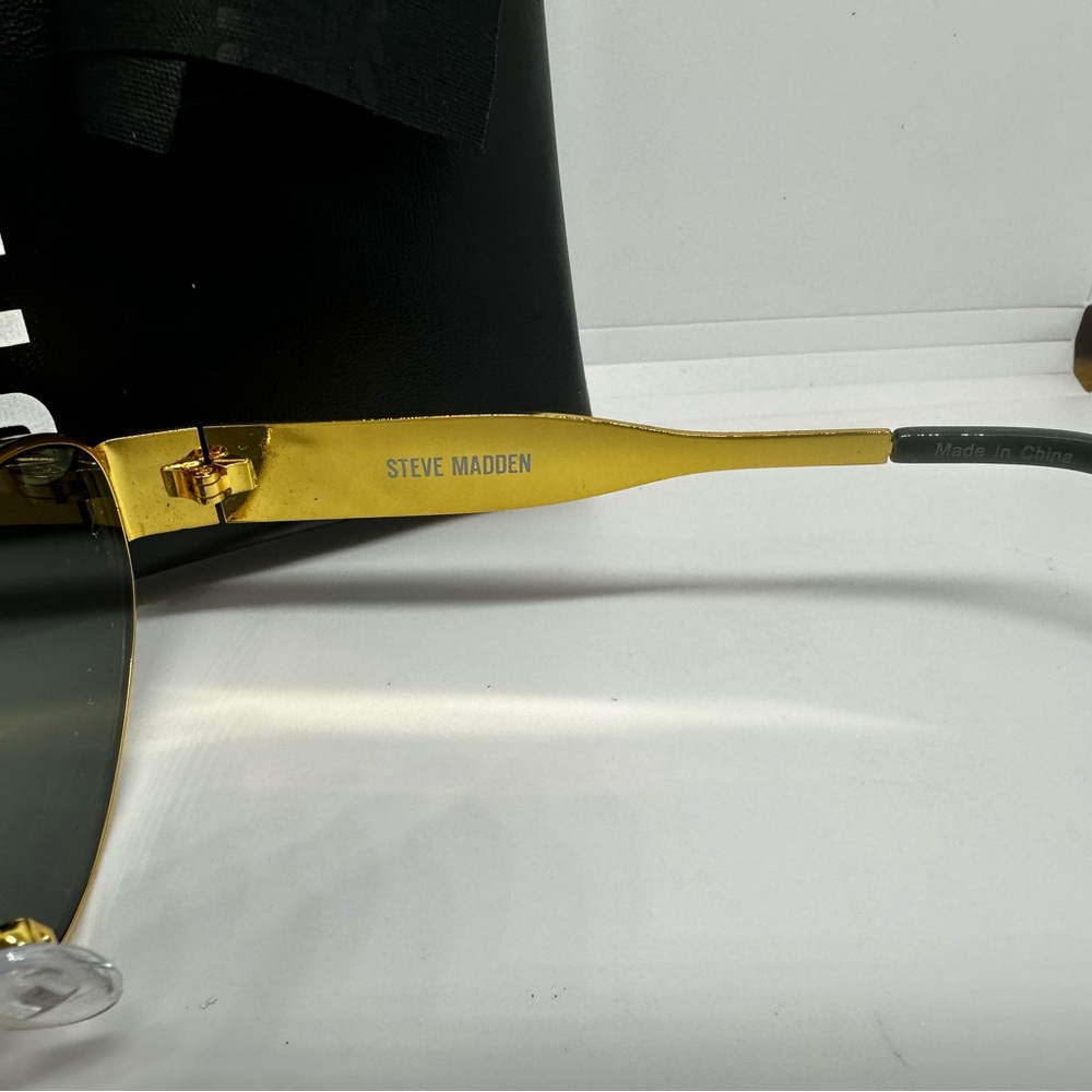 Steve Madden Gold Frame Sunglasses. Green Accents. New - Picture 5 of 7